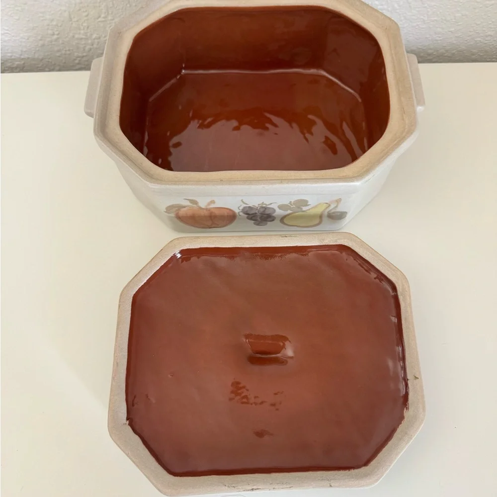Chatham Potters Harvest Fruit Design stoneware Casserole‎ Dish